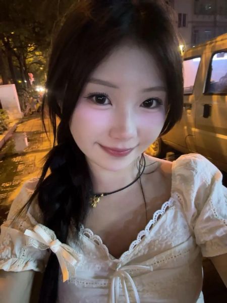 圆脸双子女适合什么发型_圆脸双子女穿衣显瘦技巧