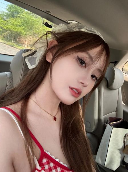 双子女主动发自拍照_她到底想表达什么